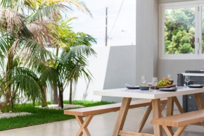 The Elements l Air l 4 Stunning Apartments each with Private Outdoor Dining l Walk to the Beach l Pet Family and Event Friendly l Wifi l Netflix l Outdoor Shower l Communal BBQ Pavilion and Lawn Area 